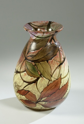 Декоративная ваза с изображением дикого винограда. Франция. Конец XIX - начало ХХ века.