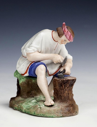 Фигурка "Крестьянин, отбивающий косу" завод Гарднера 1870-1890 гг. Фигурка "Крестьянин, отбивающий косу" завод Гарднера 1870-1890 гг.