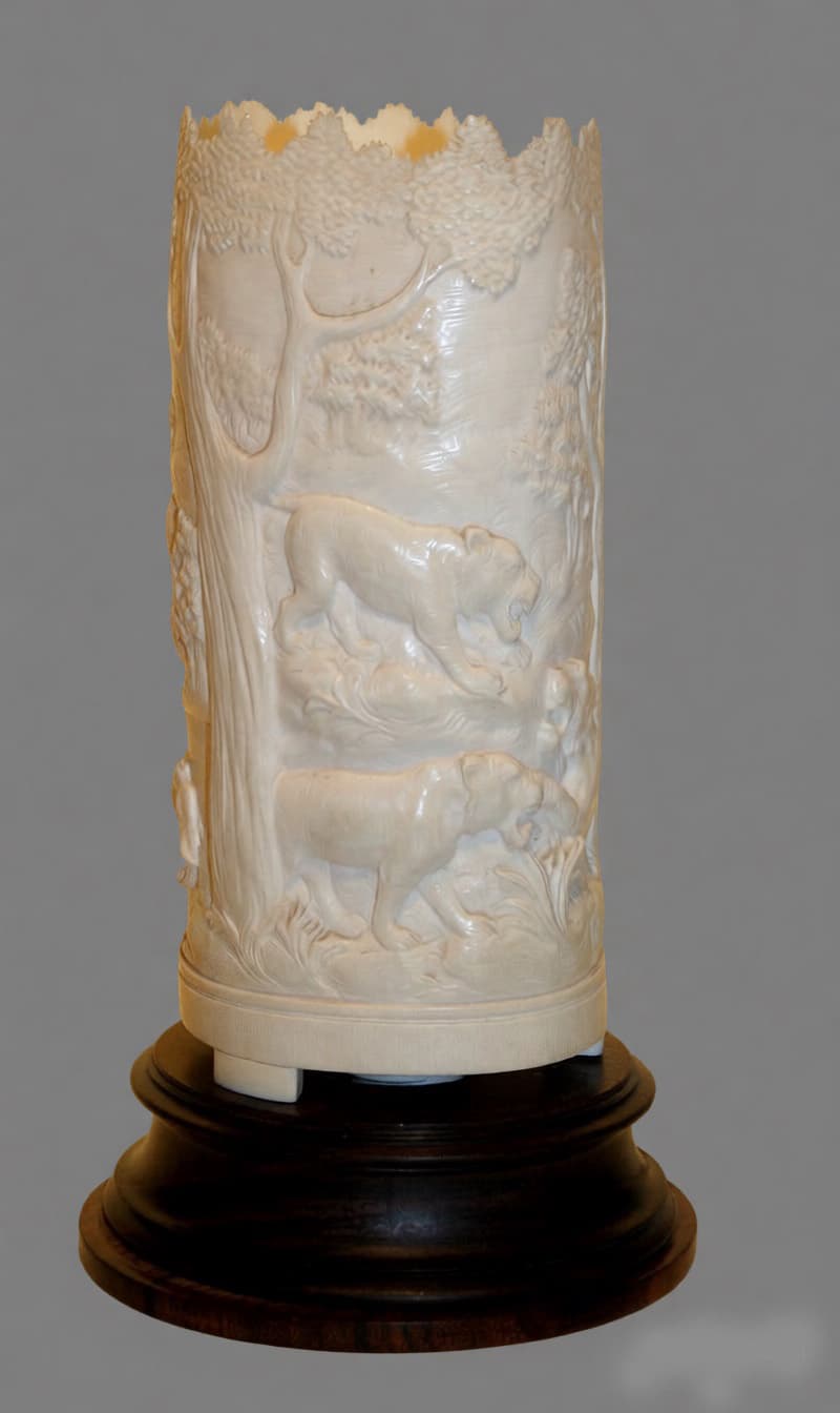  Костяная настольная лампа с изображением тигров и слонов., автор Китай, Осветительные приборы