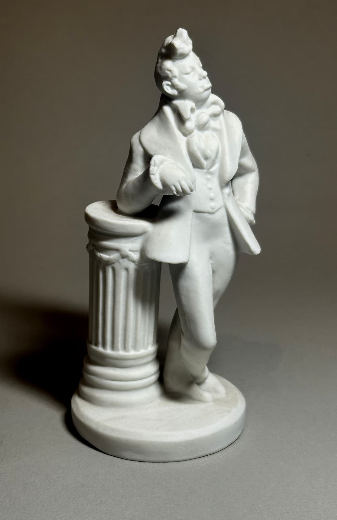 Фигурка Хлестаков, автор ЛФЗ (Ленинградский фарфоровый завод) (1925-2005), Антикварный фарфор — миниатюра 2