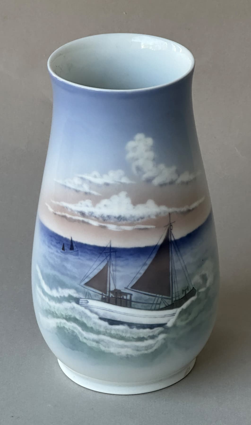 Ваза для цветов  с парусниками, автор Royal Copenhagen (Королевская фарфоровая мануфактура, Копенгаген), Антикварный фарфор
