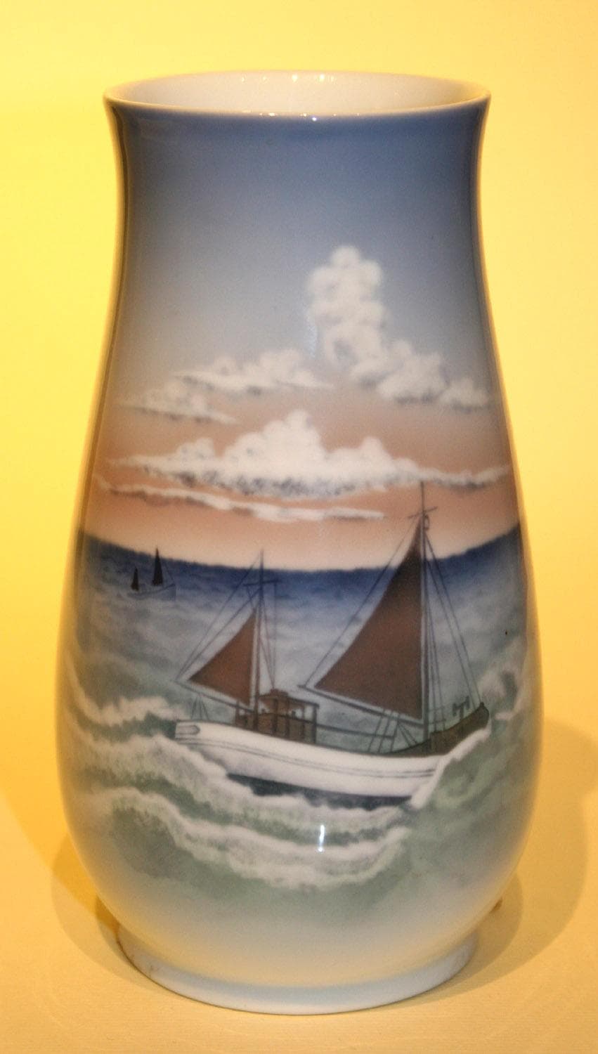 Ваза для цветов  с парусниками - Антикварный фарфор