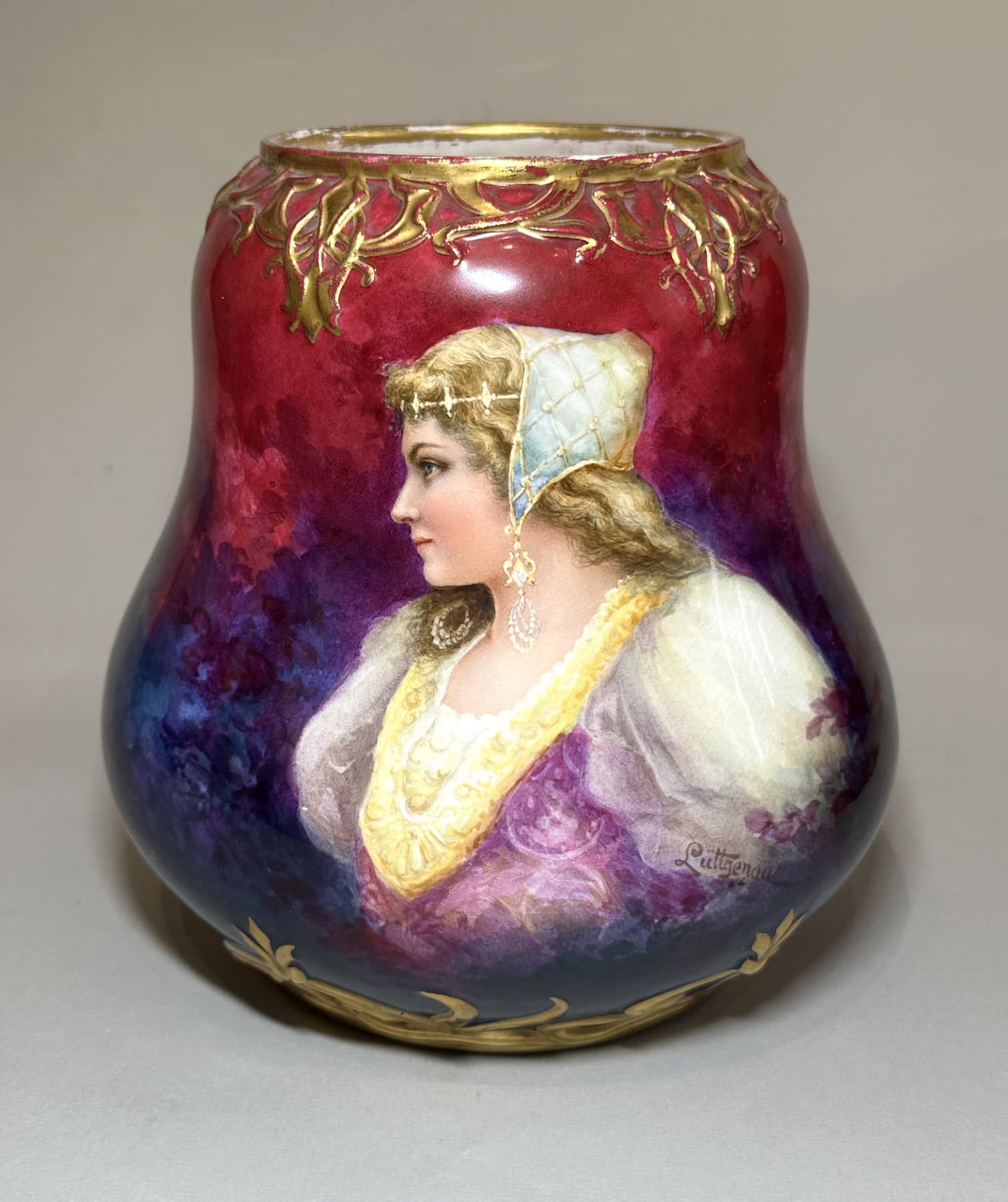 Ваза для цветов Красавица, автор Royal Bonn (Королевский Бонн) 1836-1931, Антикварный фарфор