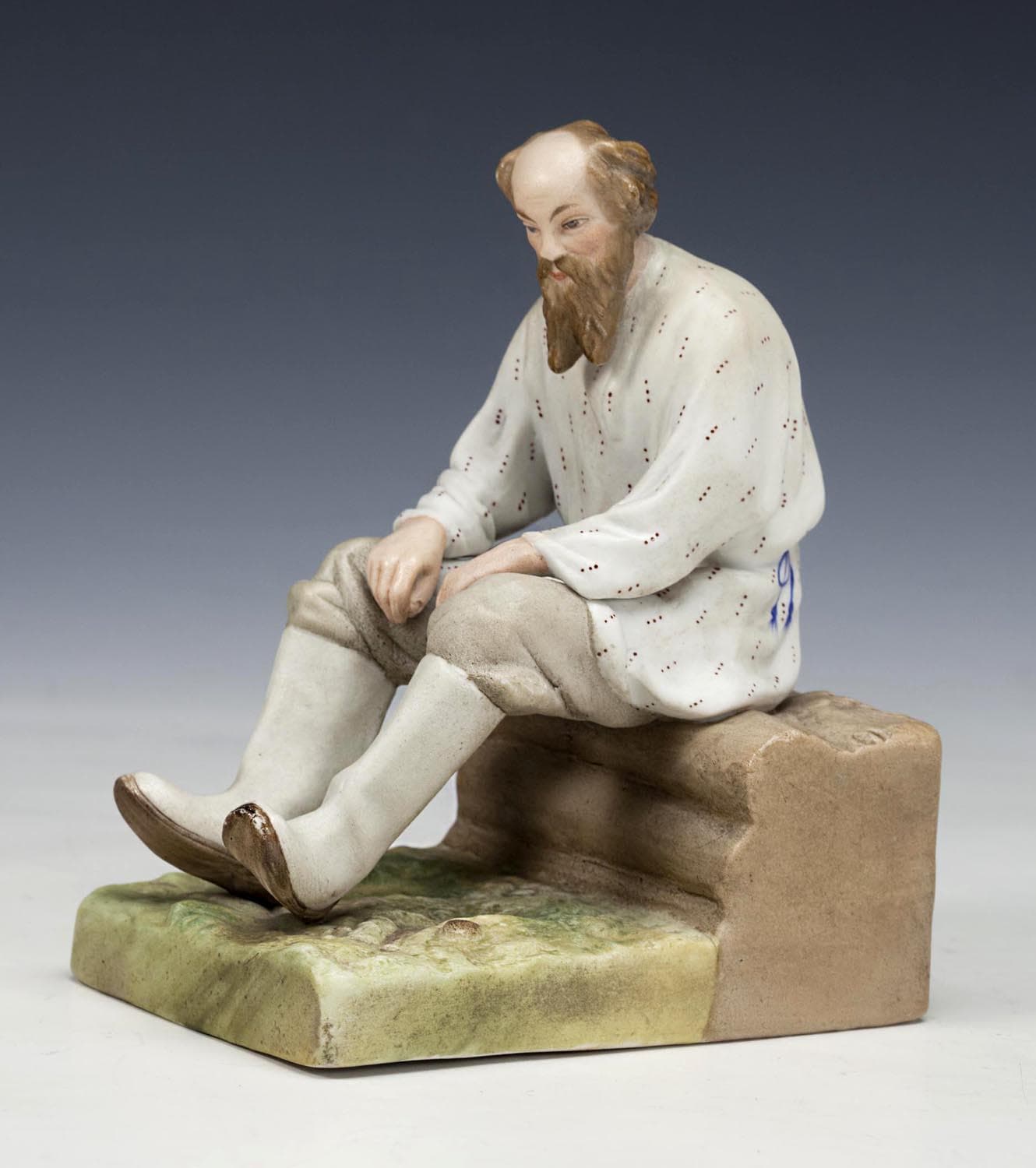 Фигурка "Старик, сидящий на завалинке." - Антикварный фарфор