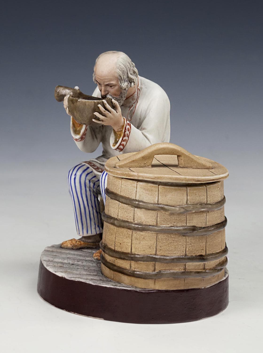 "Старик-крестьянин, пьющий воду из ковша" - Антикварный фарфор