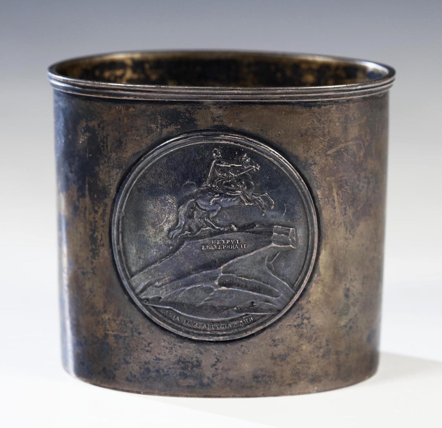 Стакан с памятной медалью "На открытие в С. Петербурге памятника императору Петру Великому" - Антикварное серебро