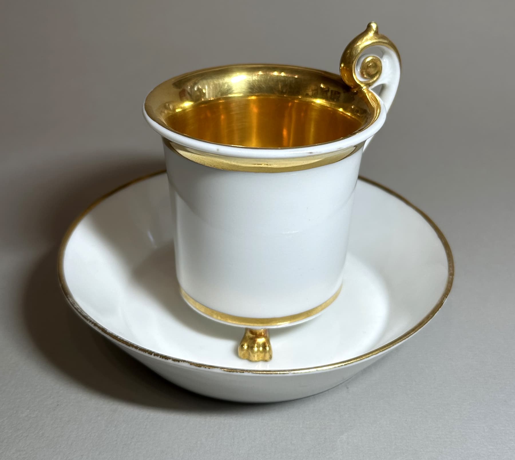 Чайная пара на львиных лапах, Антикварный фарфор — миниатюра 2