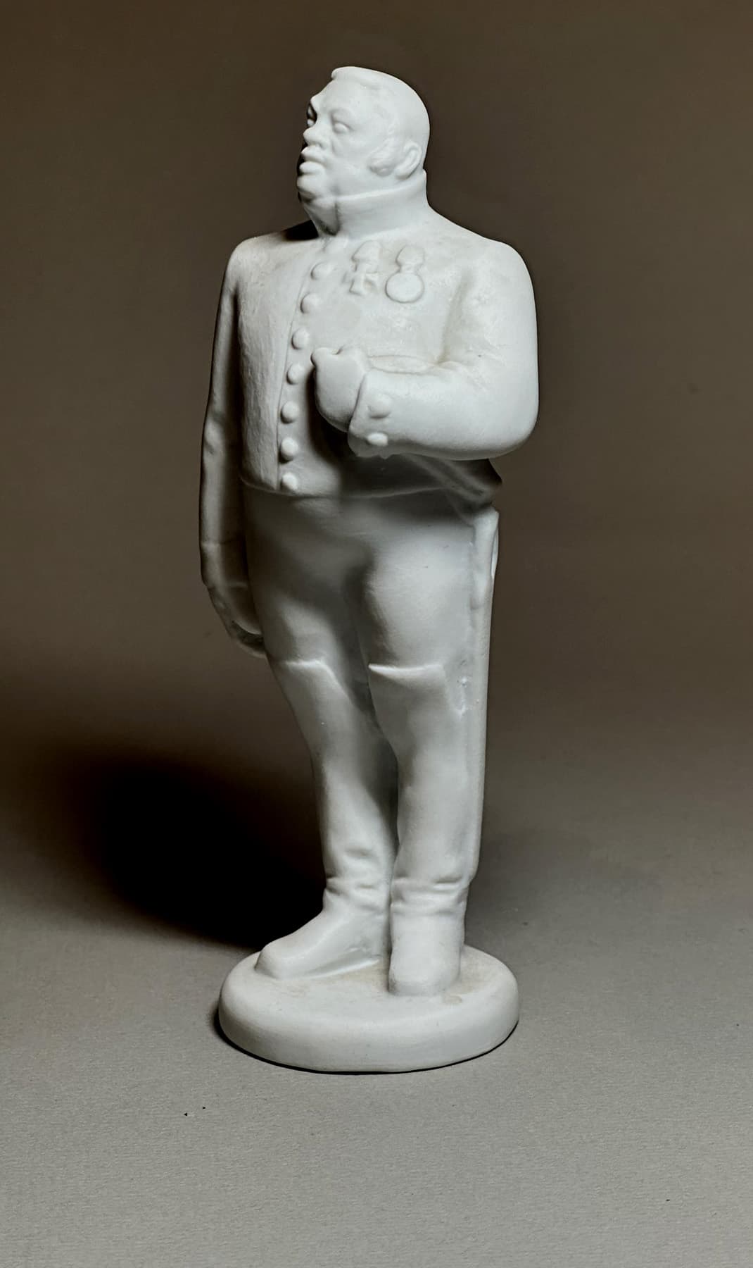 Фигурка Городничий, автор ЛФЗ (Ленинградский фарфоровый завод) (1925-2005), Антикварный фарфор — миниатюра 3