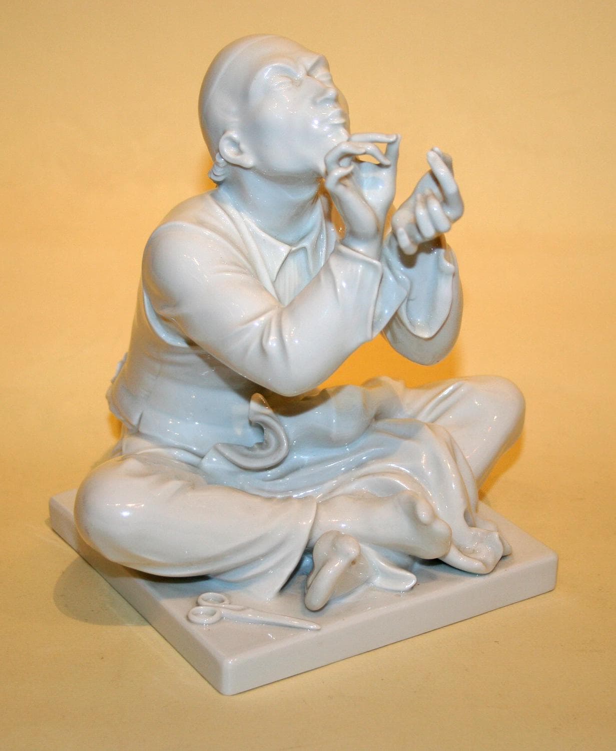 Статуэтка "Китайский портной". - Антикварный фарфор