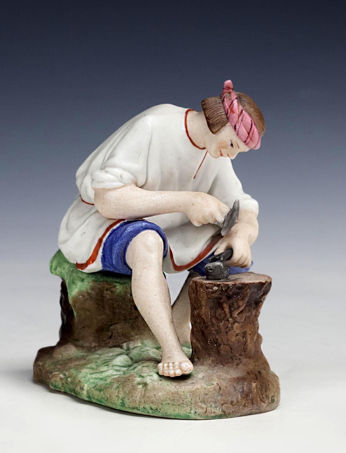 Фигурка "Крестьянин,отбивающий косу" - Антикварный фарфор