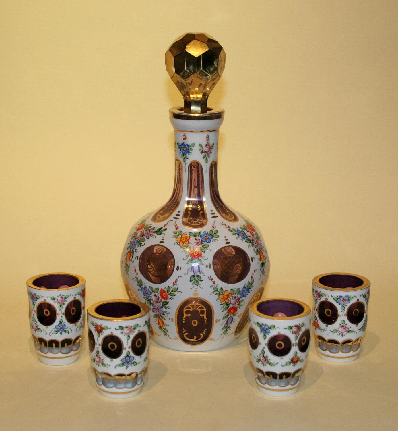 Набор из 5-ти предметов (штоф и 4 рюмки). - Стекло